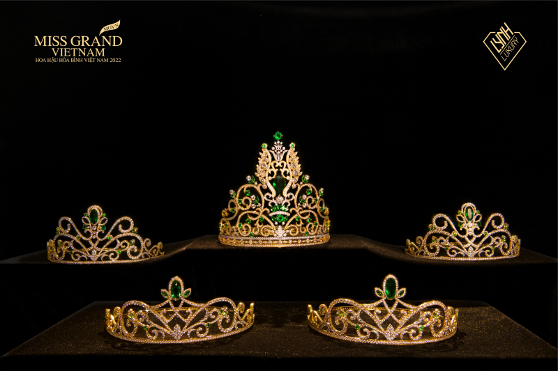 Hình ảnh vương miện và 4 tiara dành cho 4 Á hậu của cuộc thi theo đúng format quốc tế. Ảnh: SV
