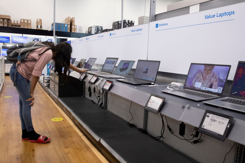 Một gian trưng bày máy tính xách tay tại một cửa hàng Best Buy ở Alexandria, Va. Mặc dù áp lực về giá làm xói mòn sức mua của mọi người, nhưng chi tiêu vẫn ổn định. Ảnh: Michael Reynolds (EPA/Shutterstock).