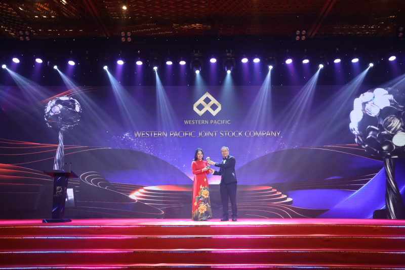 Chủ tịch HĐQT Western Pacific – bà Phạm Thị Bích Huệ nhận giải thưởng “Thương hiệu truyền cảm hứng” tại Lễ trao giải Asia Pacific Enterprise Awards (APEA) 2022