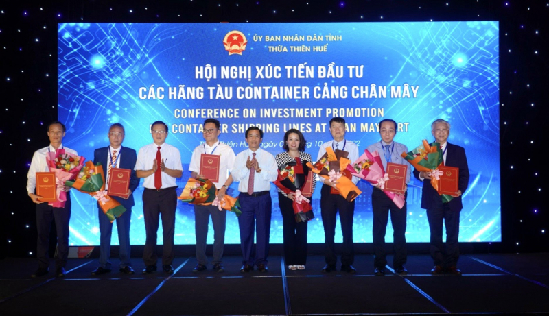 Ông Trương Quốc Hưng (bìa phải) – Phó tổng giám đốc Western Pacific nhận chủ trương nghiên cứu đầu tư tại khu Chân Mây – Huế