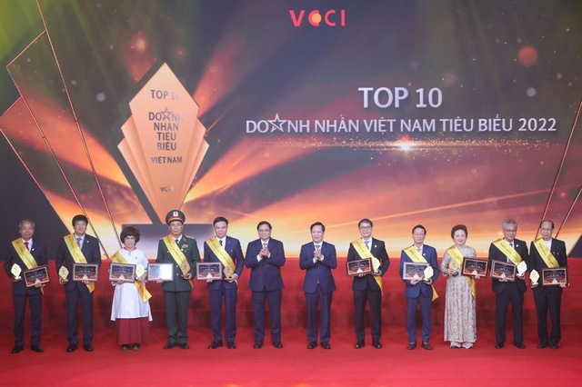 Thủ tướng Phạm Minh Chính cùng TOP10 Doanh nhân tiêu biểu nhất Việt Nam năm 2022. Ảnh: VGP