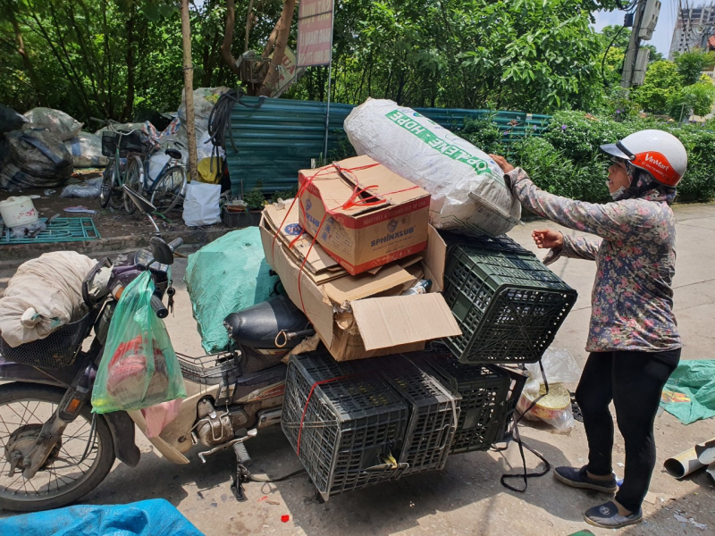 Chị Bùi Thị Chín, quê quán tại Nam Định đang làm công việc hàng ngày.