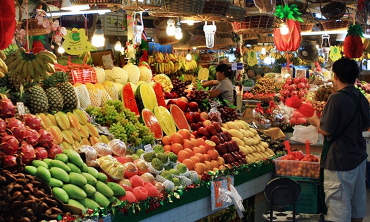 Chợ là kênh phân phối hàng hóa quan trọng và chiếm phần lớn trong chuỗi phân phối tại Việt Nam, vì vậy cần quan tâm đầu tư đúng mức. Ảnh: T.L.