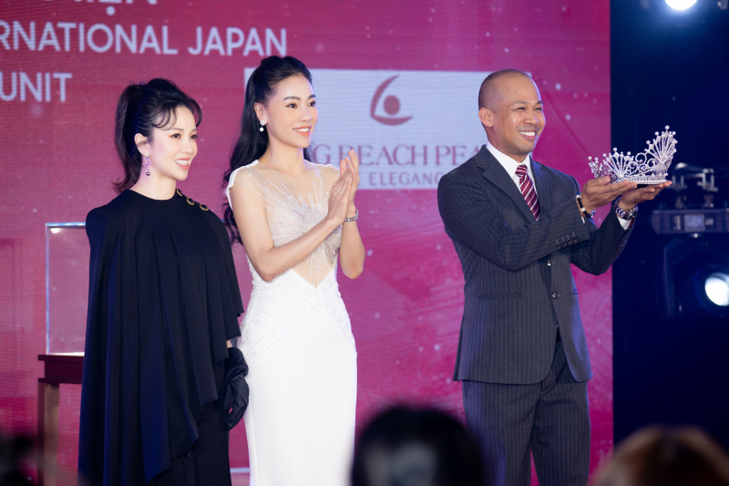 Đại diện đơn vị tài trợ công bố hai chiếc vương miện cho hai cuộc thi của Miss International và Miss International Japan . Ảnh: SV