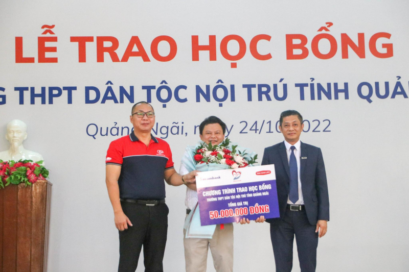 Trao học bổng cho học sinh hiếu học có hoàn cảnh khó khăn tại trường THPT Dân tộc nội trú tại tỉnh Quảng Ngãi