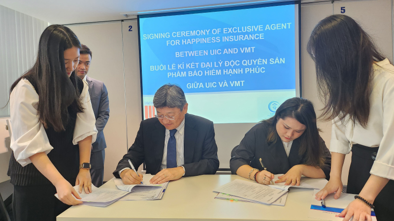 Tổng Giám đốc Bảo hiểm Liên hiệp và Giám đốc VMT Radio ký kết Đại lý độc quyền Bảo hiểm hạnh phúc.