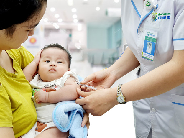 Trẻ nhỏ dưới 1 tuổi được tiêm vaccine trong chương trình tiêm chủng mở rộng để phòng bệnh.