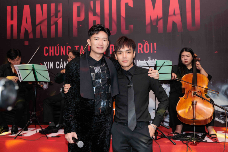 Nhà sản xuất kiêm diễn viên Dược sĩ Tiến và Phạm Huỳnh Hữu Tài. Ảnh: EKCC