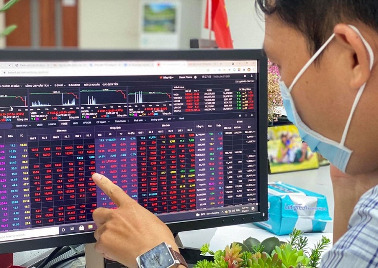 Thị trường chứng khoán Việt Nam chứng kiến một tuần giao dịch giằng co khi chỉ số Vn-Index tiến gần đến vùng kháng cự mạnh 980-1.000 điểm. Ảnh minh họa