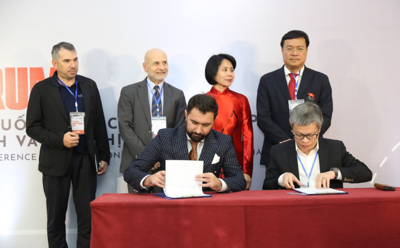 Ông Adrian Socaciu, đại diện Học viện thể thao Rumani và ông Lê Quốc Vinh, đại diện WLS Corporation ký kết thỏa thuận hợp tác.