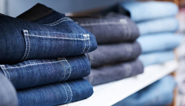 Giảm 96% lượng nước trong sản xuất quần jean là một nỗ lực lớn của ngành dệt may trước áp lực xanh hóa. Ảnh: T.L.