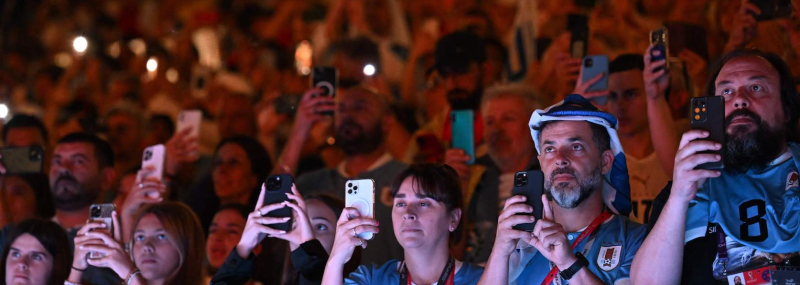 Những người hâm mộ Uruguay sử dụng điện thoại của họ trước trận đấu bóng đá bảng H World Cup 2022 giữa Bồ Đào Nha và Uruguay vào ngày 28 tháng 11. (Ảnh của KIRILL KUDRYAVTSEV/AFP qua Getty Images)