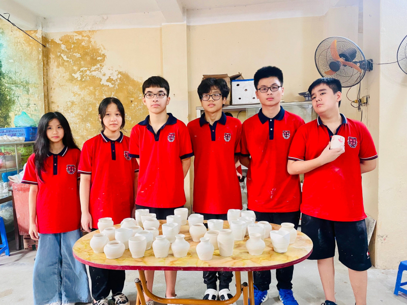 Học sinh lớp 8A1 Trường Pascal và thành quả tại Làng gốm Bát Tràng.