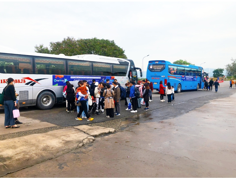20 chiếc xe bus 45 chỗ của ban tổ chức đã chờ sẵn tại Bến phà Cái Viềng, Hải Phòng để đón các runner/vận động viên đến Quảng trường 1/4.