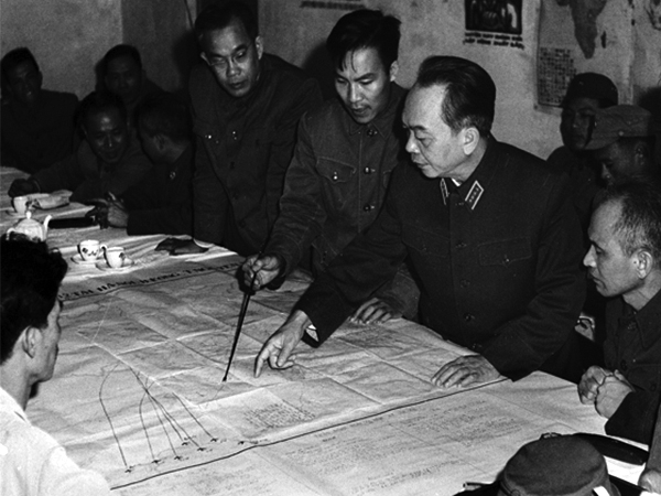 Đại tướng Võ Nguyên Giáp cùng lãnh đạo Quân chủng Phòng không - Không quân, chuẩn bị phương án đánh B-52 năm 1972.