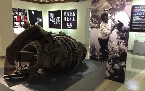 Động cơ máy bay B52.D Mỹ sử dụng ném bom thủ đô Hà Nội bị Tiểu đoàn 72, Trung đoàn 285 bắn rơi tại khu vực hồ Hữu Tiệp, phường Ngọc Hà, quận Ba Đình, Hà Nội, 27/12/1972.