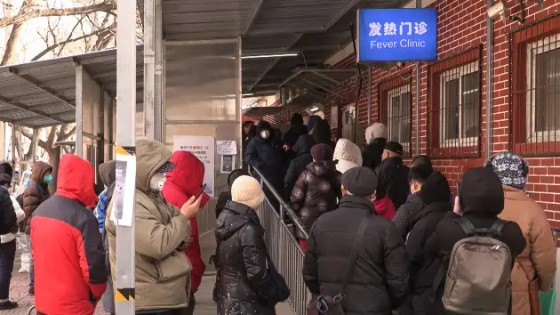 Người dân Trung Quốc xếp hàng trước phòng khám tại Bắc Kinh sau khi chính phủ nước này bắt đầu mở cửa trở lại. Ảnh: CNBC