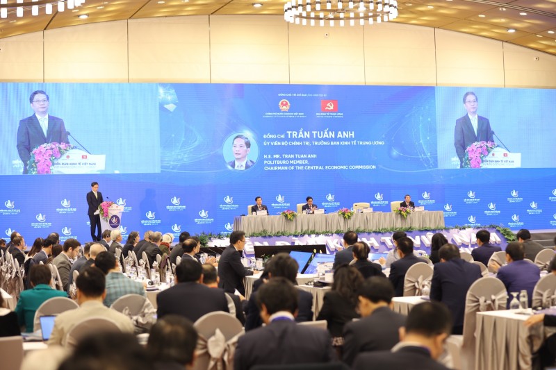 Diễn đàn Kinh tế Việt Nam lần thứ 5 với nhiều phiên thảo luận chuyên sâu, tìm giải pháp tháo gỡ vướng mắc để phát triển kinh tế. Ảnh: T.L.