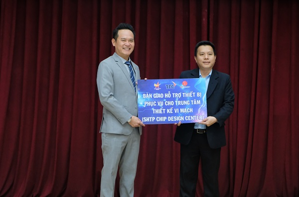 Ông Đặng Hồng Anh – Chủ tịch Hội Doanh nhân trẻ Việt Nam, Phó Chủ tịch Tập đoàn TTC trao biểu trưng cho đại diện SCDC