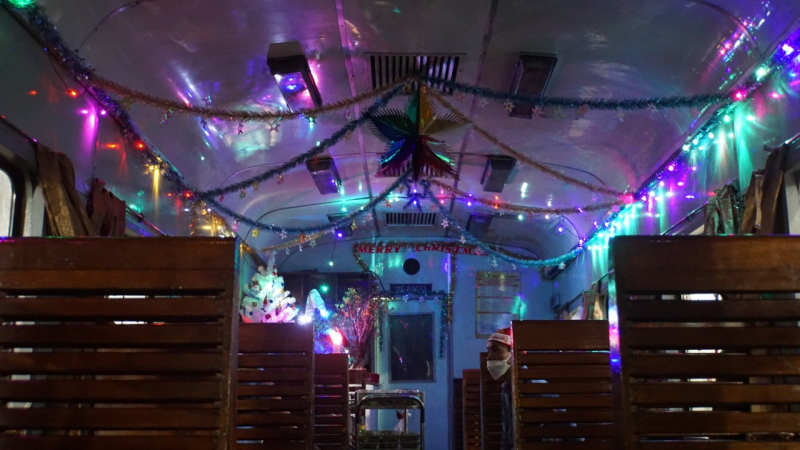 Không gian toa ăn uống ngập tràn không khí Giáng sinh