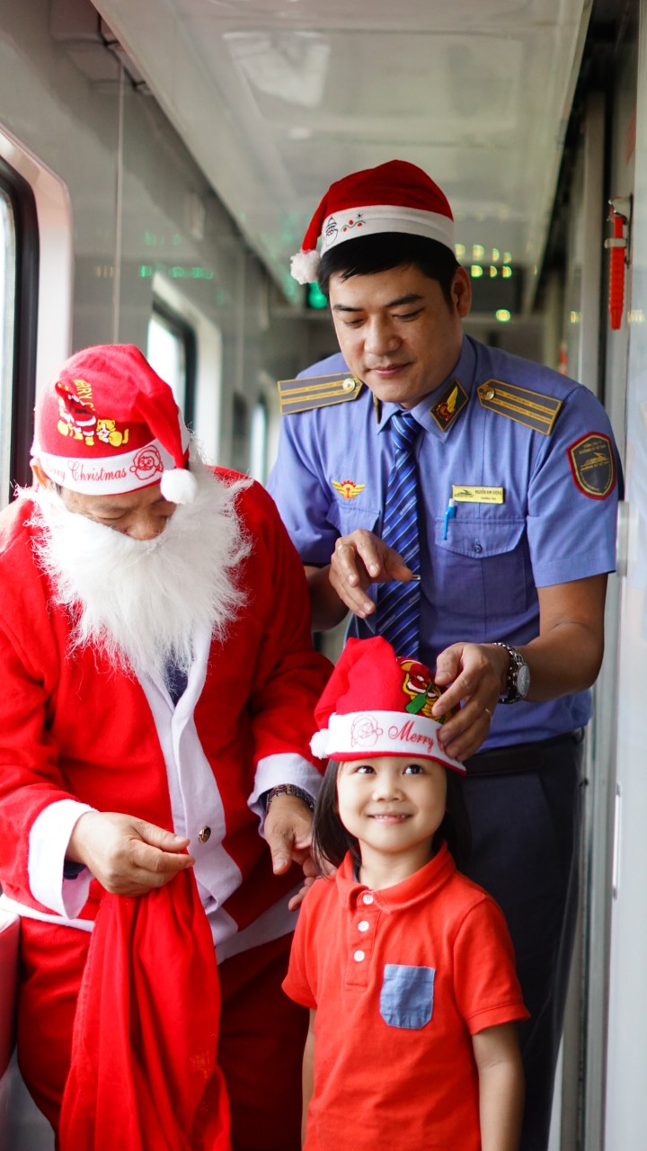Trưởng tàu SE4 và ông già Noel đi từng phòng phát quà cho các bé