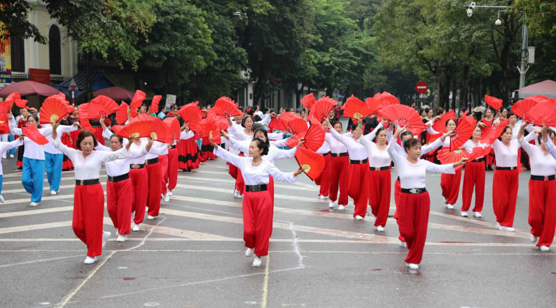 Không khí tươi vui và sôi động tại khu vực Hồ Gươm với các màn đồng diễn thể dục dưỡng sinh đẹp mắt của người cao tuổi 