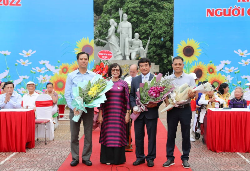 Ông Vũ Tuấn Khang (ngoài cùng bên phải) - đại diện công ty Vinamilk nhận hoa từ Ban tổ chức  