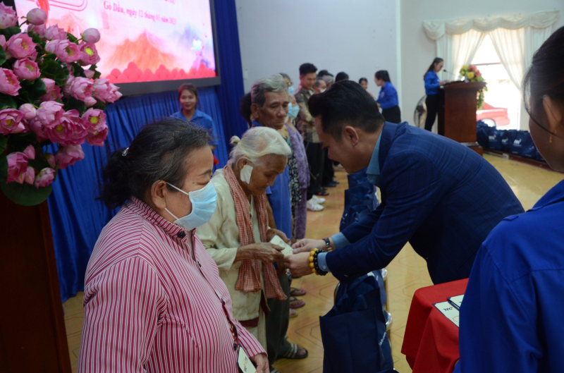 Ông Đặng Hồng Anh, Chủ tịch Hội Doanh nhân trẻ Việt Nam, Phó Chủ tịch Tập Đoàn TTC trao quà tết cho người dân