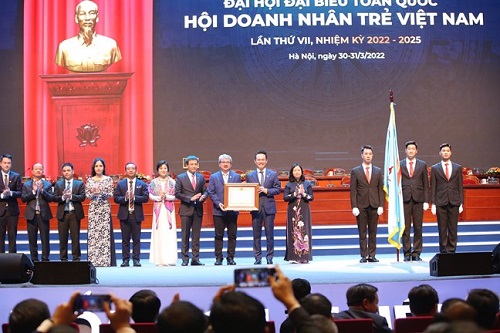 Bí thư Trung ương Đảng, Trưởng ban Dân vận Trung ương Bùi Thị Minh Hoài trao tặng Huân chương Lao động hạng Ba cho tập thể Hội Doanh nhân trẻ Việt Nam