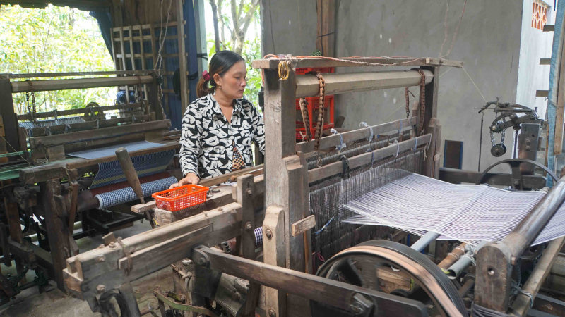 Người dân trong làng đã gắn bó với nghề dệt khăn đã gần 100 năm qua.