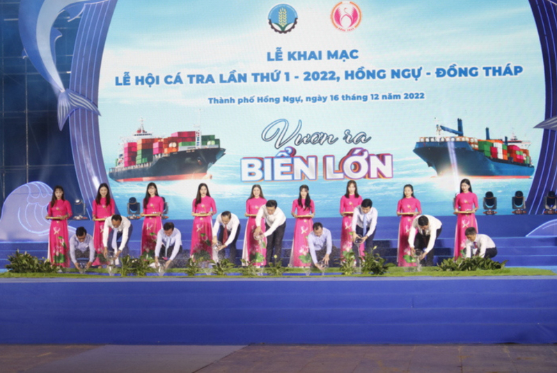 Các đại biểu thực hiện nghi thức thả cá tra ở Lễ hội Cá tra lần I năm 2022 tại Thành phố Hồng Ngự, tỉnh Đồng Tháp