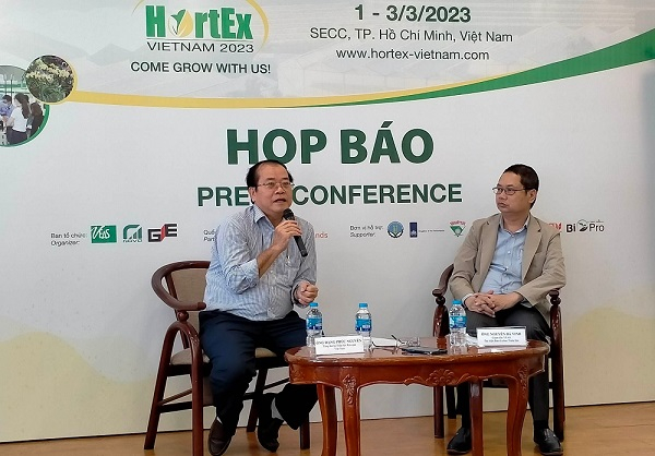 Ông Đặng Phúc Nguyên (trái) trao đổi cùng ông Nguyễn Bá Vinh, đại diện ban tổ chức triển lãm HortEx Vietnam 2023