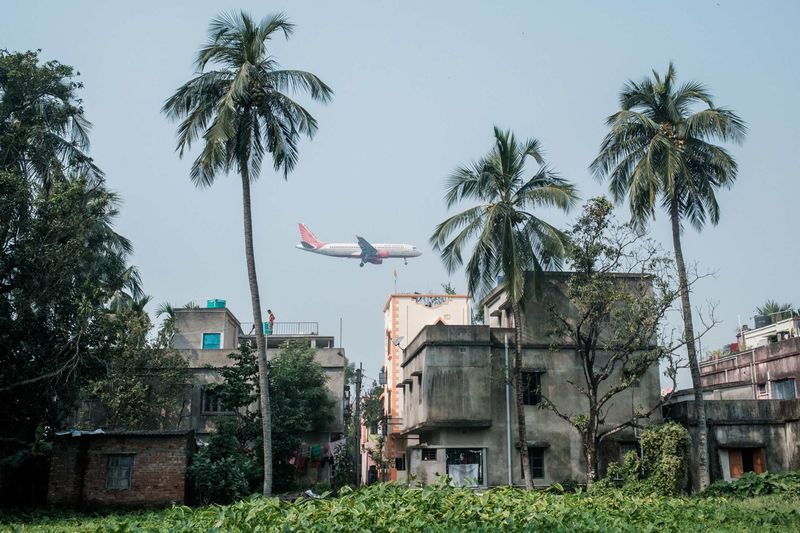Máy bay của Air India trên đường đáp xuống sân bay quốc tế Netaji Subhas Chandra Bose. Ảnh: Bloomberg