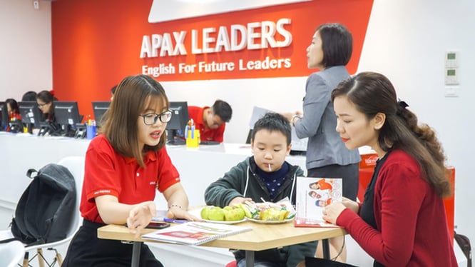 Nhiều gia đình đóng hàng chục triệu cho các khóa học tại Apax Leaders nhưng chưa được bố trí học tập và cũng chưa thể đòi lại tiền. Ảnh: T.L.