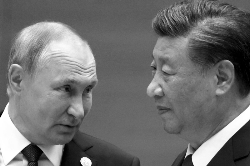 Tổng thống Nga Vladimir Putin (trái) nói chuyện với nhà lãnh đạo Trung Quốc Tập Cận Bình tại Samarkand, Uzbekistan, ngày 16/9. Ảnh: Wall Street Journal