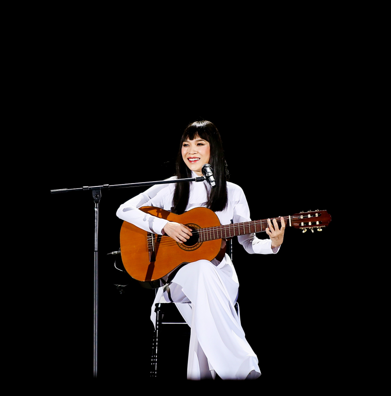 Nữ ca sĩ đã tái hiện lại những hình ảnh Thanh Xuân từ thời ca khúc Cây đàn sinh viên làm mưa làm gió trên các sân khấu ca nhạc