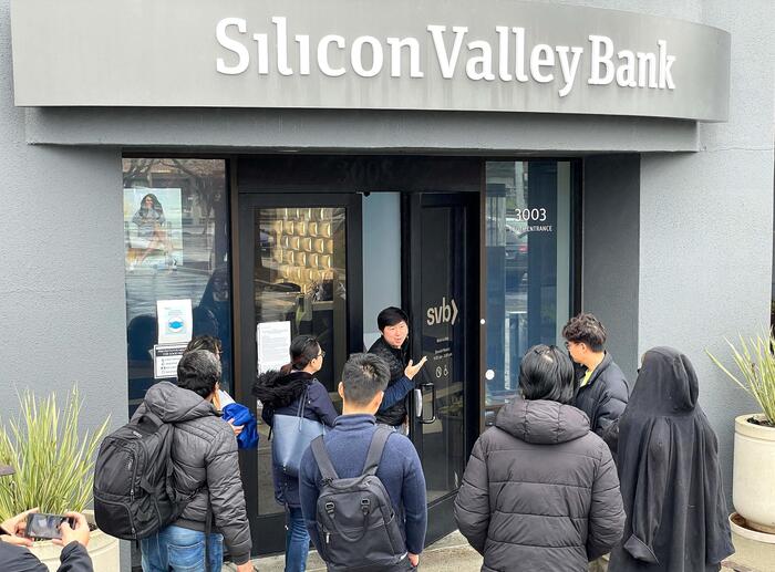 Nhiều người xếp hàng trước Ngân hàng Silicon Valley chờ rút tiền. Ảnh: ANSA