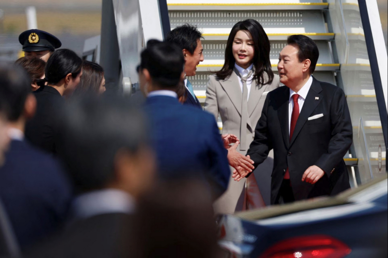 Tổng thống Hàn Quốc Yoon Suk Yeol và vợ, phu nhân Kim Keon-hee đến sân bay quốc tế Tokyo, Nhật Bản. Ảnh: Reuters