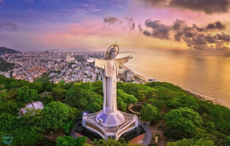 Tượng Chúa Kitô Vua là một bức tượng Chúa Giêsu được đặt trên đỉnh Núi Nhỏ của thành phố Vũng Tàu (được xây từ năm 1974). Tượng đã được xác lập là 