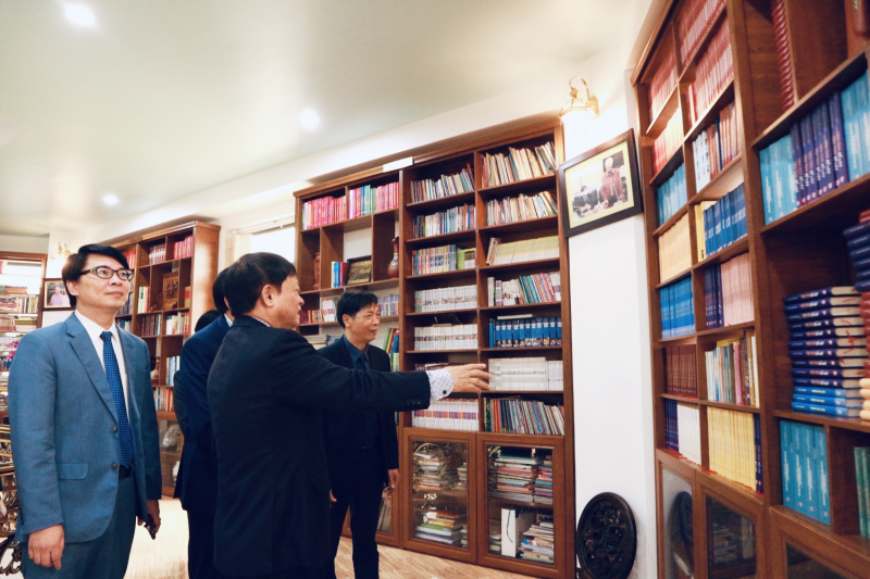 GS.TS Vũ Văn Hiền giới thiệu về quá trình tập hợp, huy động sách từ các nhà xuất bản để đưa về Nhà sách Cộng đồng.