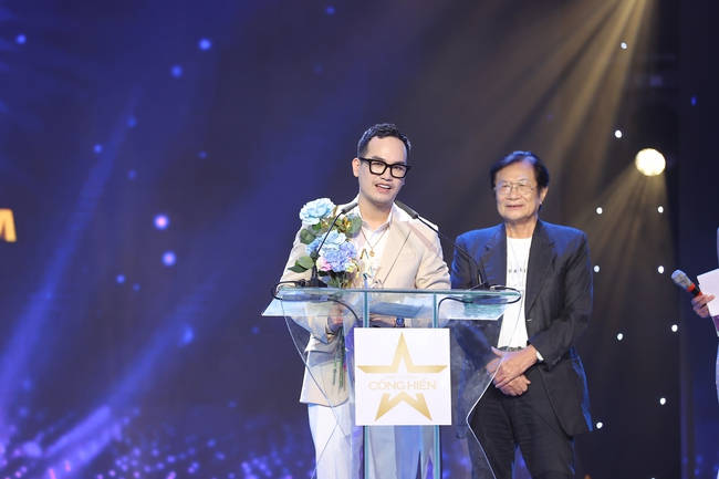 Nhạc sĩ trẻ Khắc Hưng được nhạc sĩ Dương Thụ trao giải Cống hiến