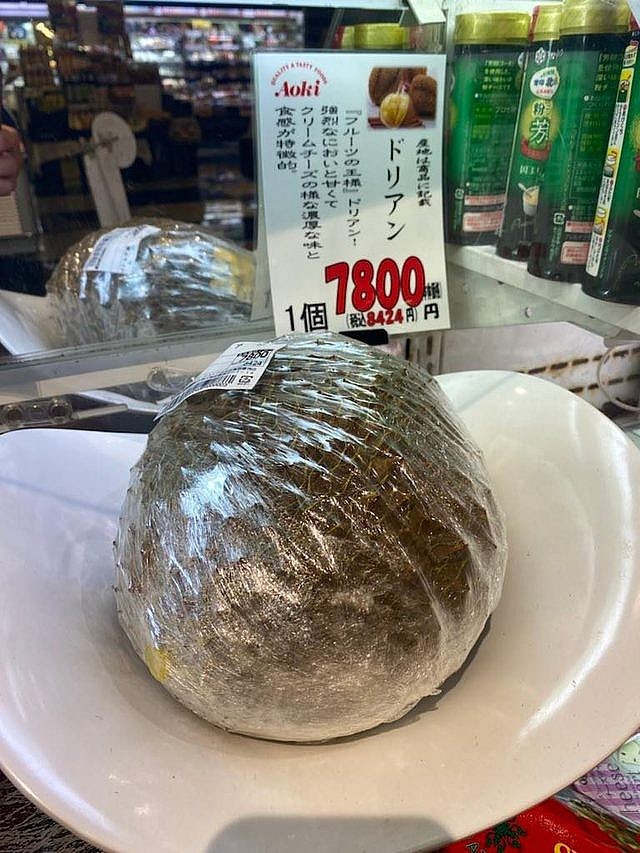 Một quả sầu riêng Việt Nam được bán với giá 7.800 yên (1,4 triệu đồng) tại một siêu thị Nhật Bản. Ảnh: T.L.