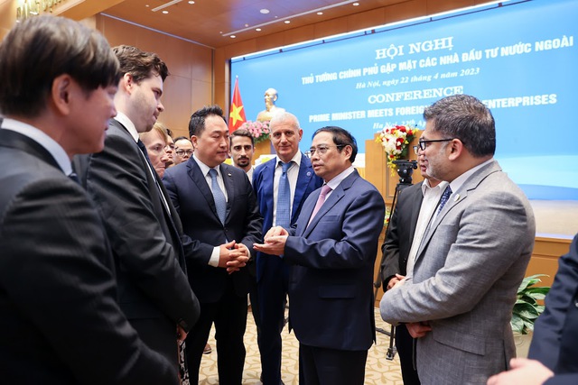 Thủ tướng Phạm Minh Chính trao đổi với các nhà đầu tư, các doanh nghiệp bên lề Hội nghị. Ảnh: VGP