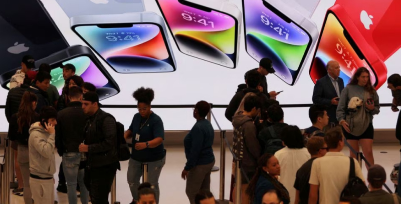 Doanh thu bán iPhone của Apple tốt hơn mức dự kiến. Ảnh: Reuters