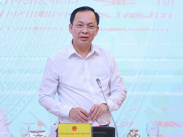 Phó Thống đốc NHNN Việt Nam Đào Minh Tú trả lời tại họp báo. Ảnh: VGP