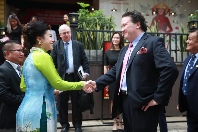 Bà Diệp Thảo tiếp đón ông Marc Knapper - Đại sứ Hoa Kỳ cùng phái đoàn Tổng Lãnh sự quán Hoa Kỳ tại Việt Nam tại trụ sở của King Coffee.