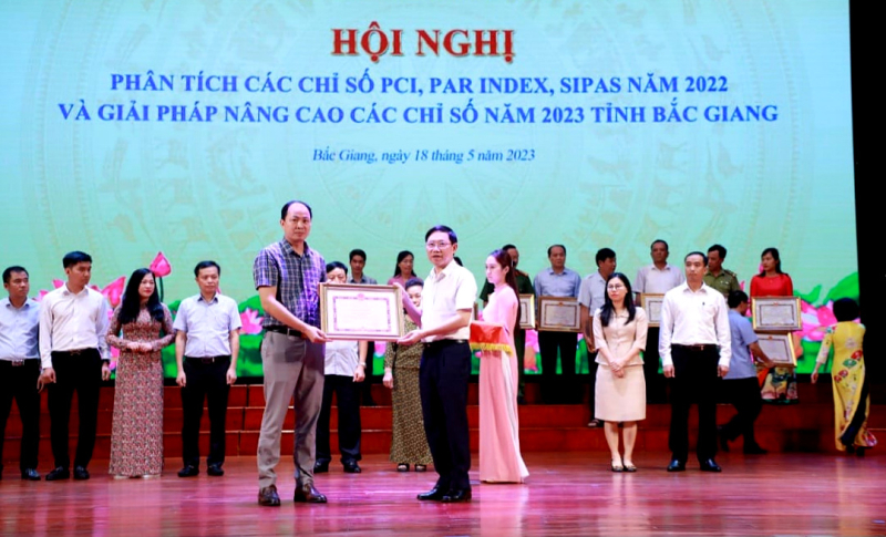 Hội Doanh nhân trẻ Bắc Giang nhận Bằng khen vì đã có thành tích xuất sắc trong công tác cải thiện môi trường đầu tư, kinh doanh và nâng cao chỉ số năng lực cạnh tranh tỉnh Bắc Giang năm 2022.