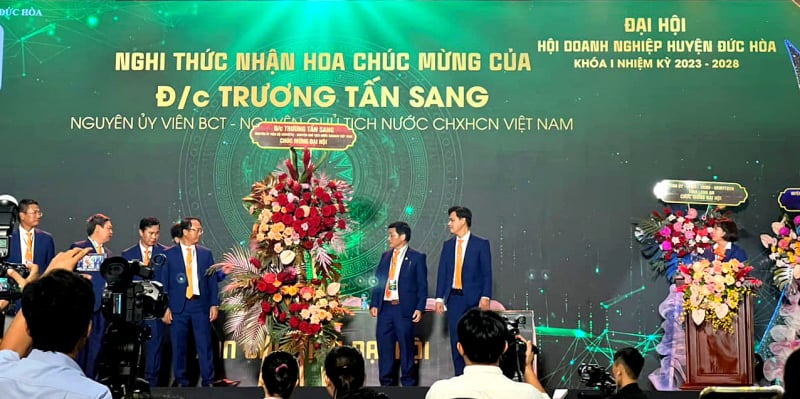 Nguyên Chủ tịch nước Cộng hoà xã hội chủ nghĩa Việt Nam Trương Tấn Sang tặng hoa chúc mừng đại hội.