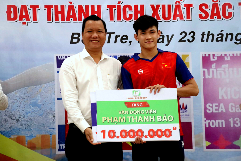 Công ty xuất nhập khẩu Trái Cây Chánh Thu - hội viên của Hội, dành tặng 10 triệu đồng cho vận động viên Phạm Thanh Bảo.