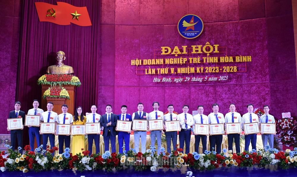 Trung ương Hội Doanh nhân trẻ Việt Nam tặng bằng khen cho các hội viên có nhiều đóng góp trong hoạt động hội thời gian qua.
